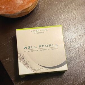 Well People Superpowder brightening powder
